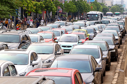 Từ 1/3, khi mua bán ôtô, xe máy ở Hà Nội, TP HCM sẽ bắt đầu thí điểm nộp thuế trước bạ qua mạng. Ảnh minh họa: Phương Sơn